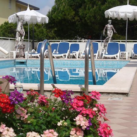 Hotel Trevi Лидо ди Йезоло Екстериор снимка
