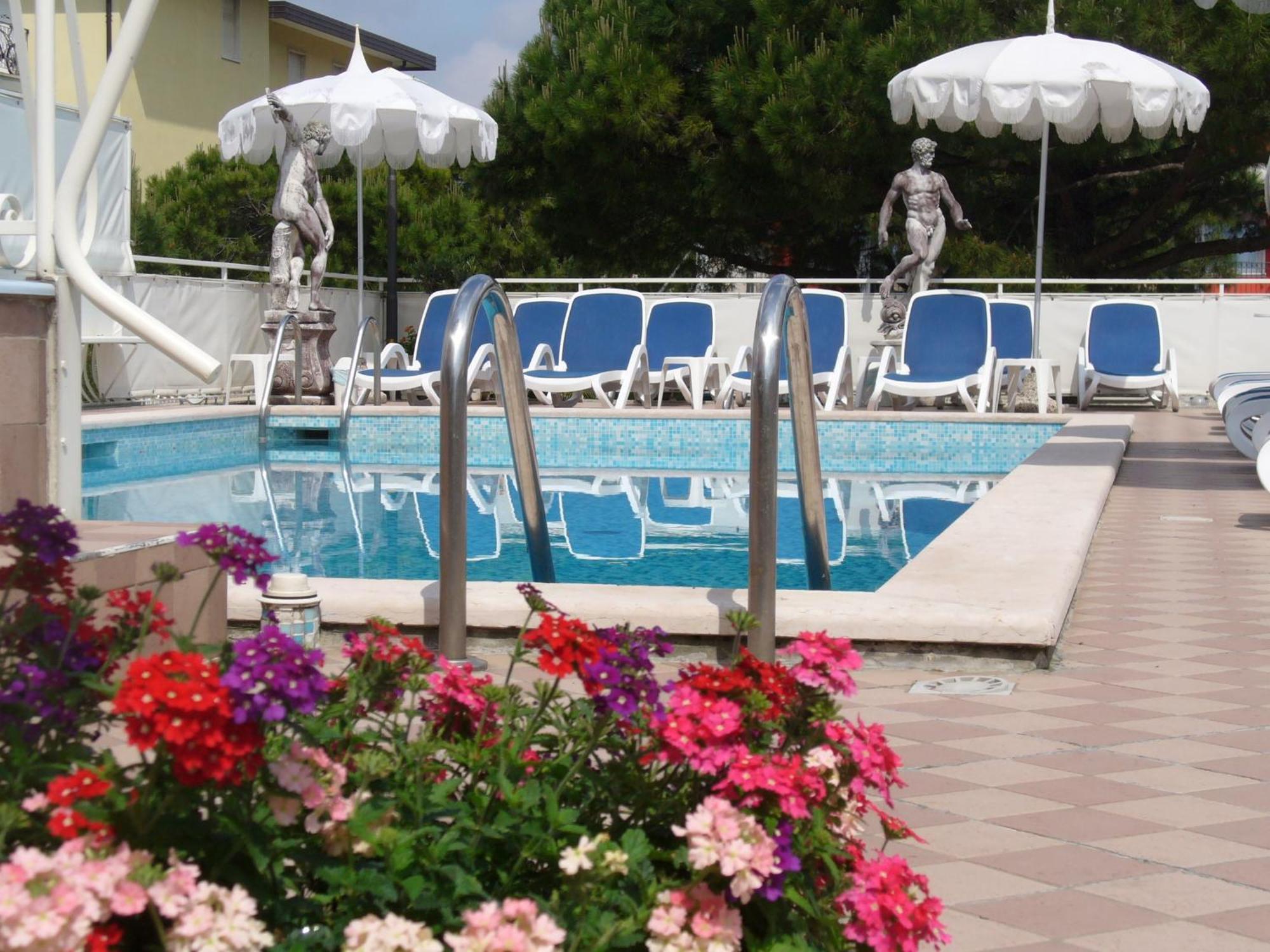 Hotel Trevi Лидо ди Йезоло Екстериор снимка