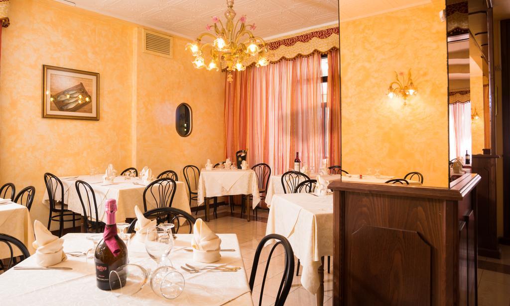 Hotel Trevi Лидо ди Йезоло Екстериор снимка