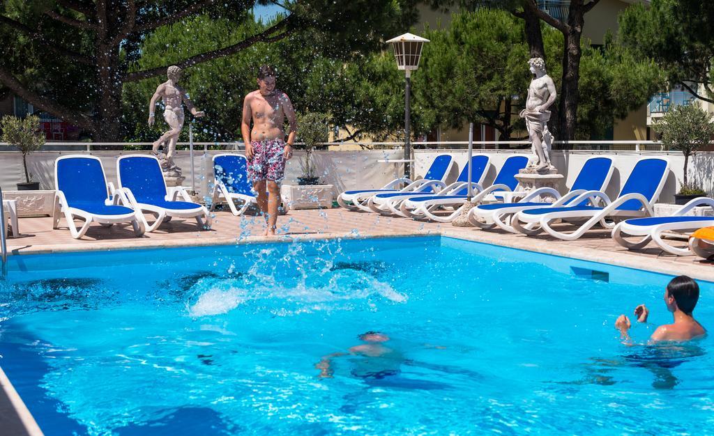 Hotel Trevi Лидо ди Йезоло Екстериор снимка