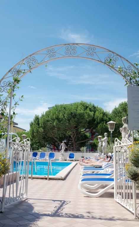 Hotel Trevi Лидо ди Йезоло Екстериор снимка