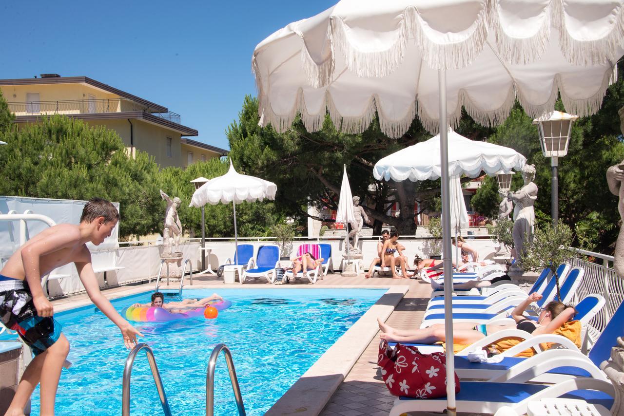Hotel Trevi Лидо ди Йезоло Екстериор снимка